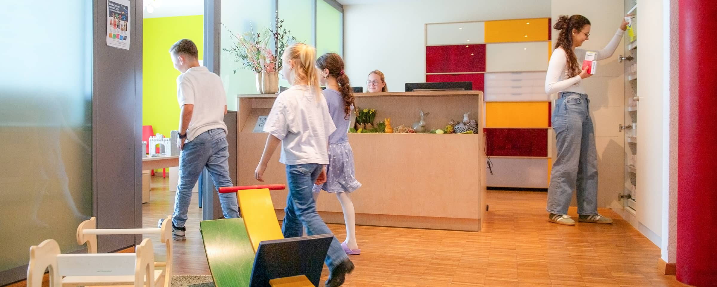 Die Kinder- und Jugendpraxis Muri Junge Patientinnen und Patienten mit Praxisassistentinnen im Empfangsbereich