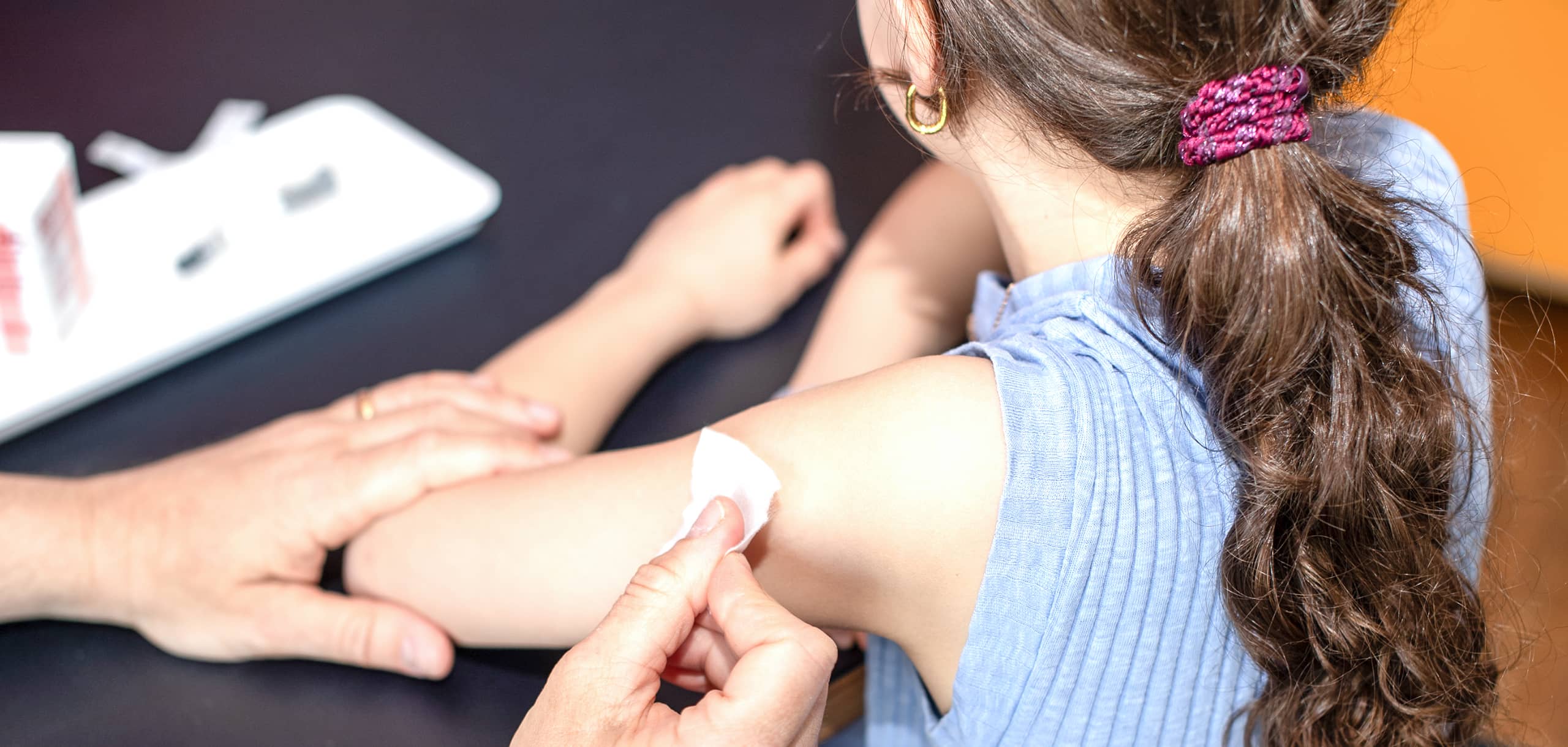 Impfen Der Arm einer Patientin wird desinfiziert